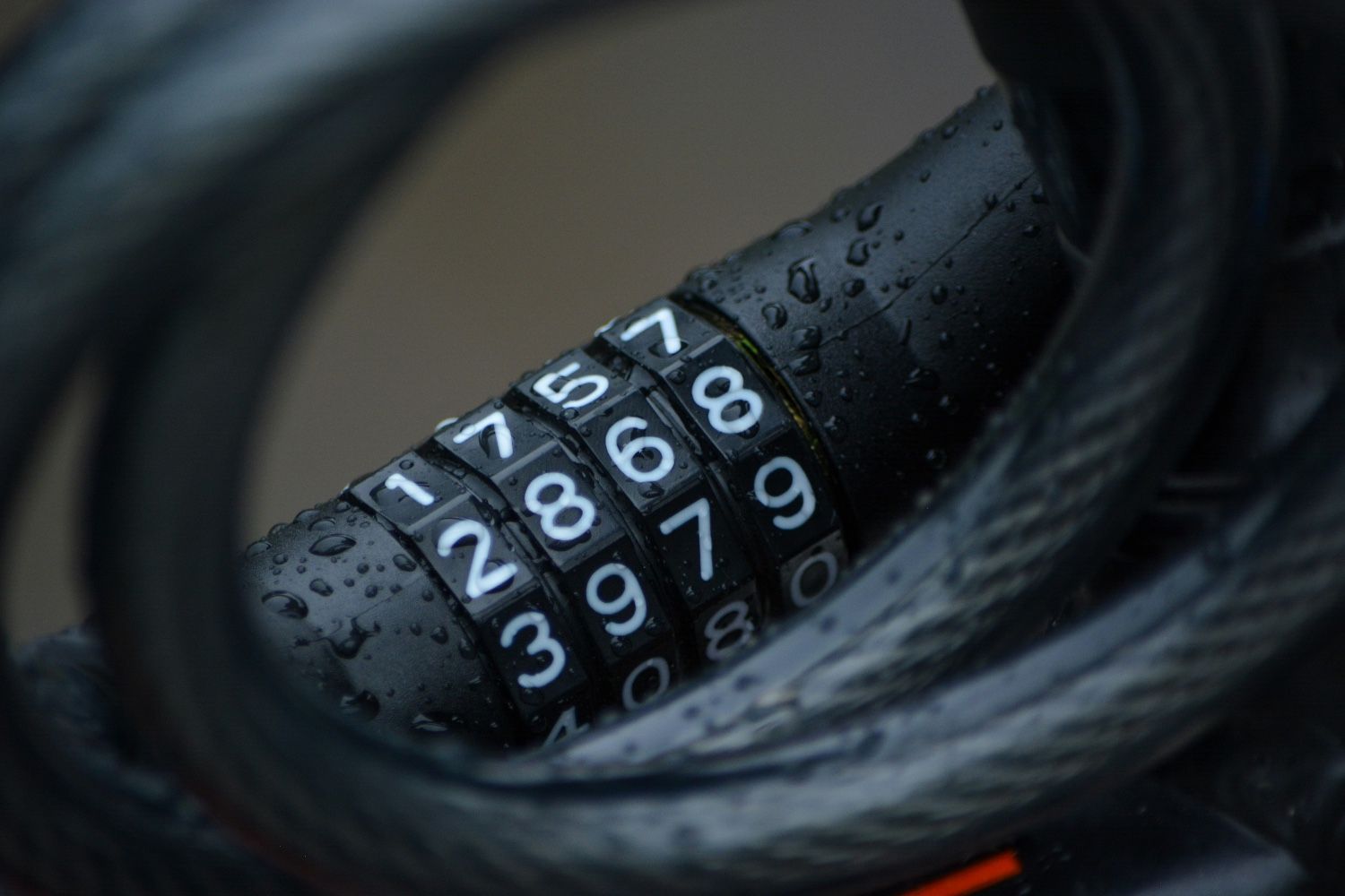 Porównanie zapięcia U-lock i lekkiego zapięcia linkowego do roweru dziecięcego